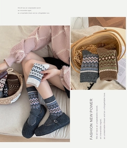 Λεπτομέρεια από πλεκτές κάλτσες Fair Isle με έθνικ σχέδια ζακάρ και ζεστή υφή