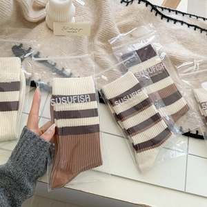 Chaussettes à rayures neutres dans les tons marron chaud avec pochette de marque