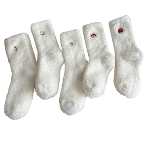 Cinq paires de chaussettes blanches en velours de vison avec broderies de dessins animés