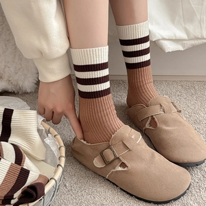 Chaussettes rayées façon cachemire marron avec sandales doublées en polaire pelucheuse