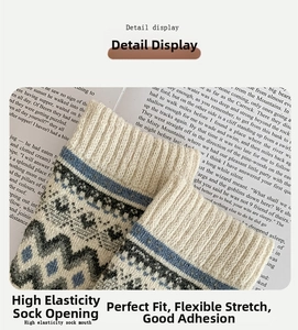 Λεπτομέρεια από πλεκτές κάλτσες Fair Isle με γεωμετρικά σχέδια σε καλλιτεχνικό φόντο