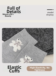 Détail du revers élastique sur chaussettes en laine grises avec broderie ours