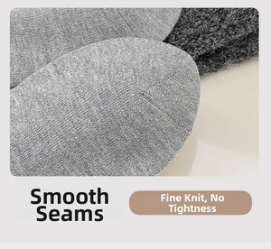 Gros plan de chaussettes en laine grises montrant la couture plate et la maille fine