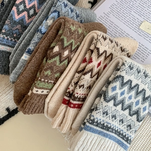 Χοντρές μάλλινες κάλτσες Fair Isle με vintage έθνικ σχέδια σε γήινους τόνους