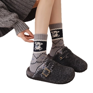 Damen Wollsocken mit Bärenmuster und graue Filz-Clogs im warmen Set für Winter