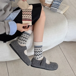 Γυναικείες μάλλινες κάλτσες Fair Isle με γκρι τσόχινα παπούτσια Mary Jane