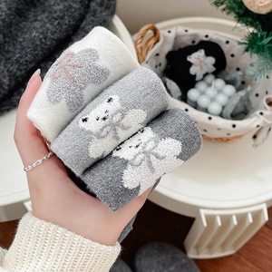 Trois paires de chaussettes en laine grises avec motifs d'ours et nœuds décoratifs 3D