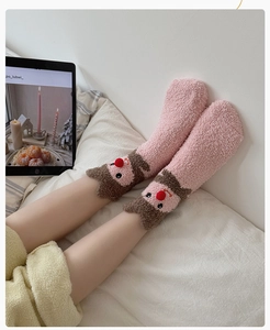 Detail der rosa Korallenfleece-Socken mit süßen 3D-Tierohren und weicher Plüsch-Textur