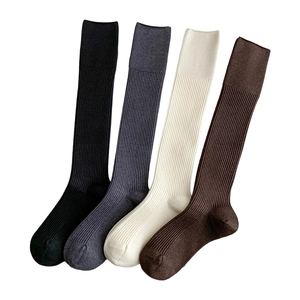 Thick cashmere calf socks in four colors with vertical rib knit and seamless toe design