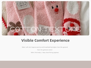Detailansicht der rosa Korallenfleece-Socken mit süßen Comic-Gesichtern und Bommeln