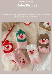 Detailansicht von fünf farbig sortierten Korallenvlies-Thermosocken mit Rentier-Motiven