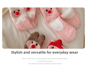 Detail von Korallenvlies-Socken mit roten 3D-Bommeln und süßer Tierstickerei