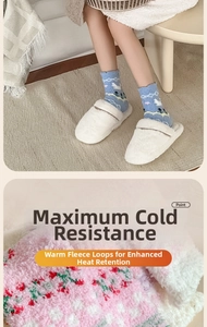 Détail de chaussettes d'hiver en polaire corail avec motif nuage et texture moelleuse