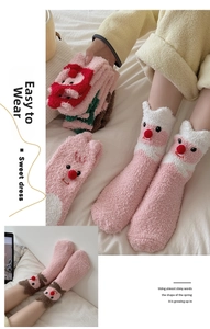 Dicke Korallenfleece-Thermosocken mit niedlichen Tier-Motiven und kleinen Bommeln