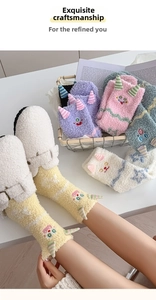 Détail de chaussettes douces en polaire corail avec cornes 3D et broderies mignonnes