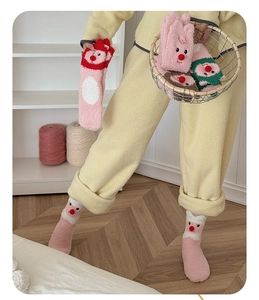Detailansicht der flauschigen Korallenvlies-Socken mit Tiermotiv und kleinen Plüschbällen