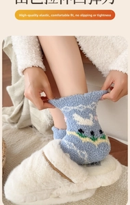 Détail de chaussettes thermiques en polaire corail bleue avec élastique souple