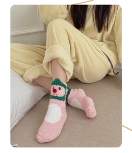 Detail von rosa Korallenvlies-Thermosocke mit süßem 3D-Rentier und rotem Bommel