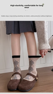 Détail montrant la haute élasticité et le bord côtelé doux des chaussettes en laine argyle