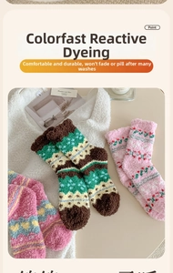 Gros plan de chaussettes d'hiver épaisses en polaire corail avec motifs Fair Isle colorés