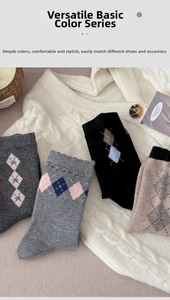 Vue détaillée de quatre paires de chaussettes en maille à losanges aux tons hivernaux