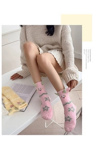 Détail de chaussettes en velours corail avec broderie monstre et oreilles 3D