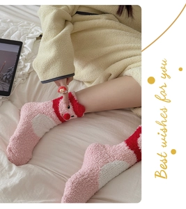 Detailansicht warmer rosa Korallenfleece-Socken mit süßem Cartoon-Design und weicher Textur