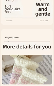 Détail de chaussettes pelucheuses dégradé rose et blanc à texture polaire pour l'hiver