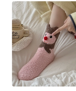 Detail von rosa Thermo-Socken aus Korallenfleece mit 3D-Cartoon-Motiv und Bommeln