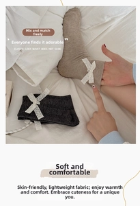 Détail du revers élastique sur chaussettes en coton avec nœud en dentelle et pendentif