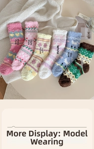 Détail des chaussettes en polaire corail Fair Isle aux motifs variés et chauds