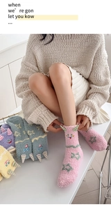 Détails de chaussettes monstres en polaire corail avec cornes 3D et motifs d'étoiles