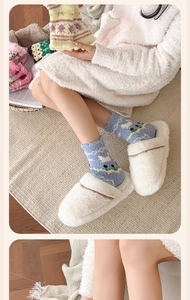Détail de chaussons blancs en peluche et chaussettes en polaire corail à motif Fair Isle
