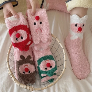 Warme rosa Korallenvlies-Socken für Damen mit süßer Stickerei und Plüschkugeln für den Winter