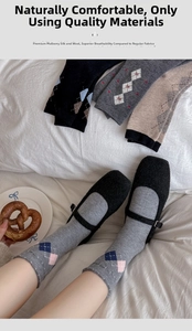 Détail de chaussettes en laine à losanges et soie dans un cadre de maison cosy
