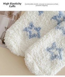 Détail de chaussettes en polaire corail à motifs d'étoiles bleues avec revers élastique