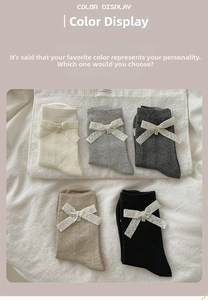 Cinq paires de chaussettes mi-mollet en coton avec nœuds en dentelle et breloques colorées