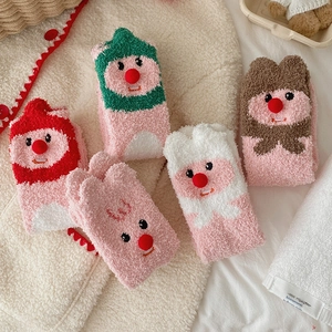 Fünf Paar rosa Korallenvlies-Thermosocken mit niedlichen Plüschbommeln und Cartoons
