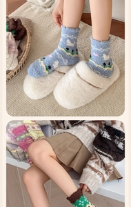 Gros plan sur des chaussettes en polaire corail Fair Isle et des chaussons douillets