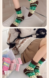 Gros plan de chaussettes thermiques en polaire corail à motif Fair Isle et tons doux