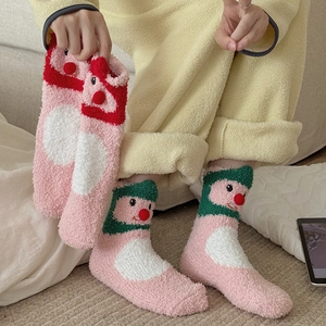Rosa Korallenfleece-Socken mit süßen Cartoon-Figuren und flauschigen Pompons für den Winter