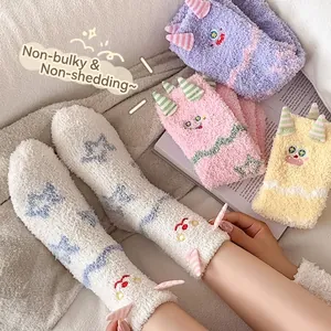 Chaussettes en polaire corail motif monstre de dessin animé pour femme en pastel