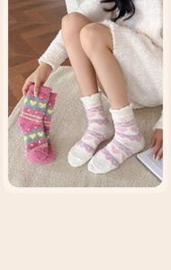 Détail de chaussettes d'hiver en polaire corail douce avec motifs de cœur et bords élastiques