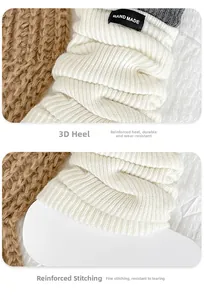 Detail der Strickstruktur und verstärkte Ferse cremefarbener Beinstulpen mit Etikett