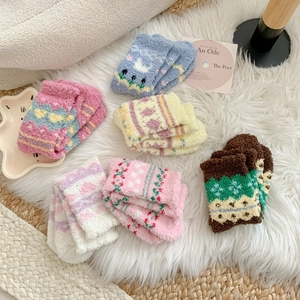 Chaussettes thermiques vintage en polaire corail pour femmes avec six motifs variés