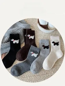 Détail de chaussettes en laine avec broderie de chien mignon aux couleurs d'automne