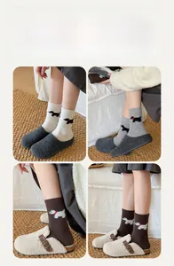 Détail du motif chien mignon et revers côtelés sur chaussettes épaisses en laine