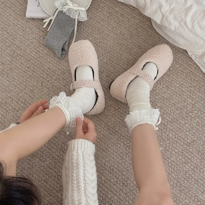Scarpe Mary Jane in pile con fibbia e calze con bordo in pizzo per uno stile dolce