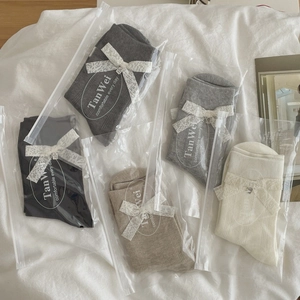 Cinq paires de chaussettes en coton côtelé avec nœuds en dentelle, couleurs variées