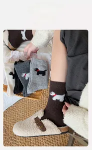 Gros plan de chaussettes en laine épaisses avec motif de chien mignon et texture chaude